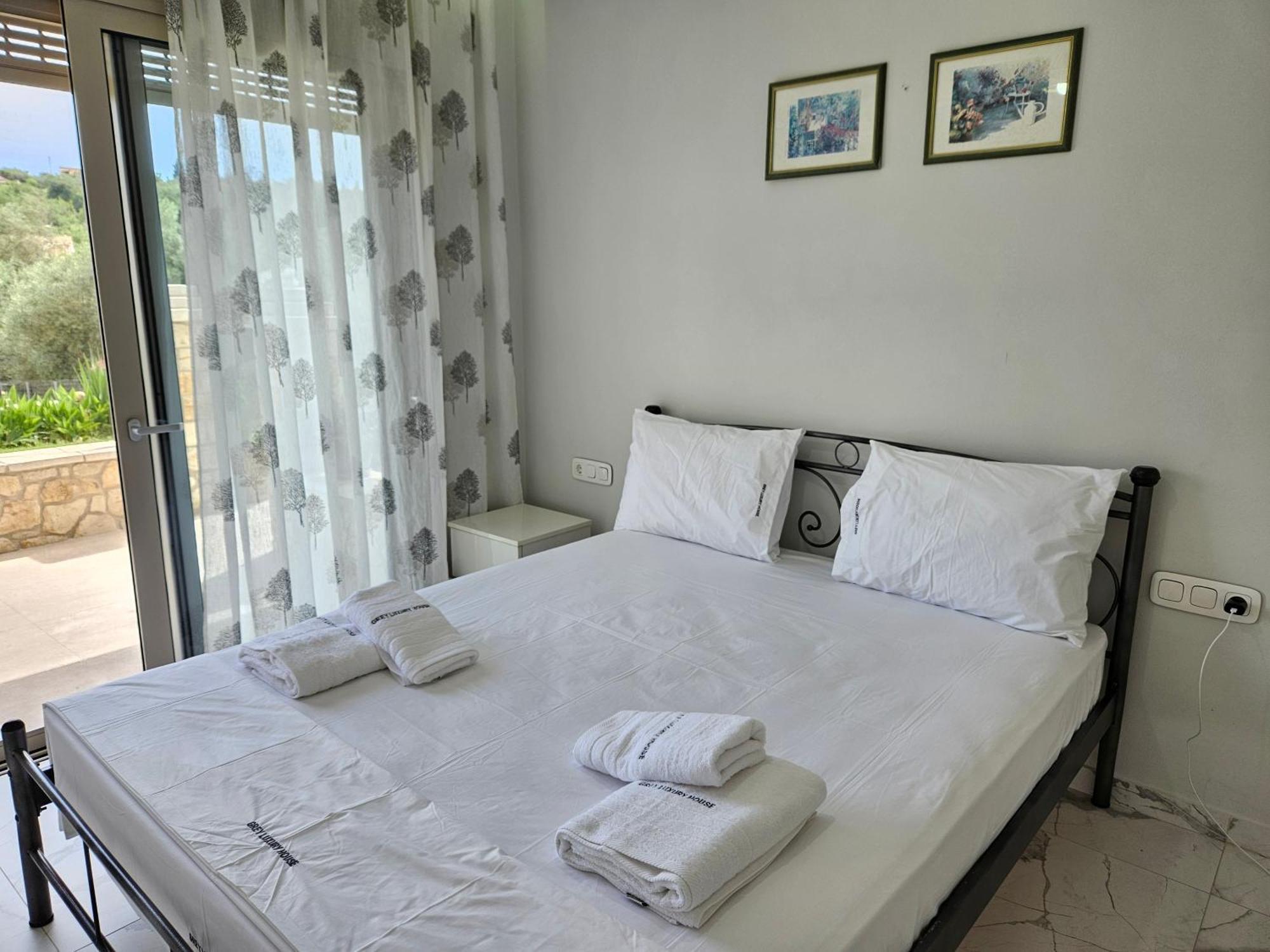 Grey Luxury House Apartment Ipsos Ngoại thất bức ảnh
