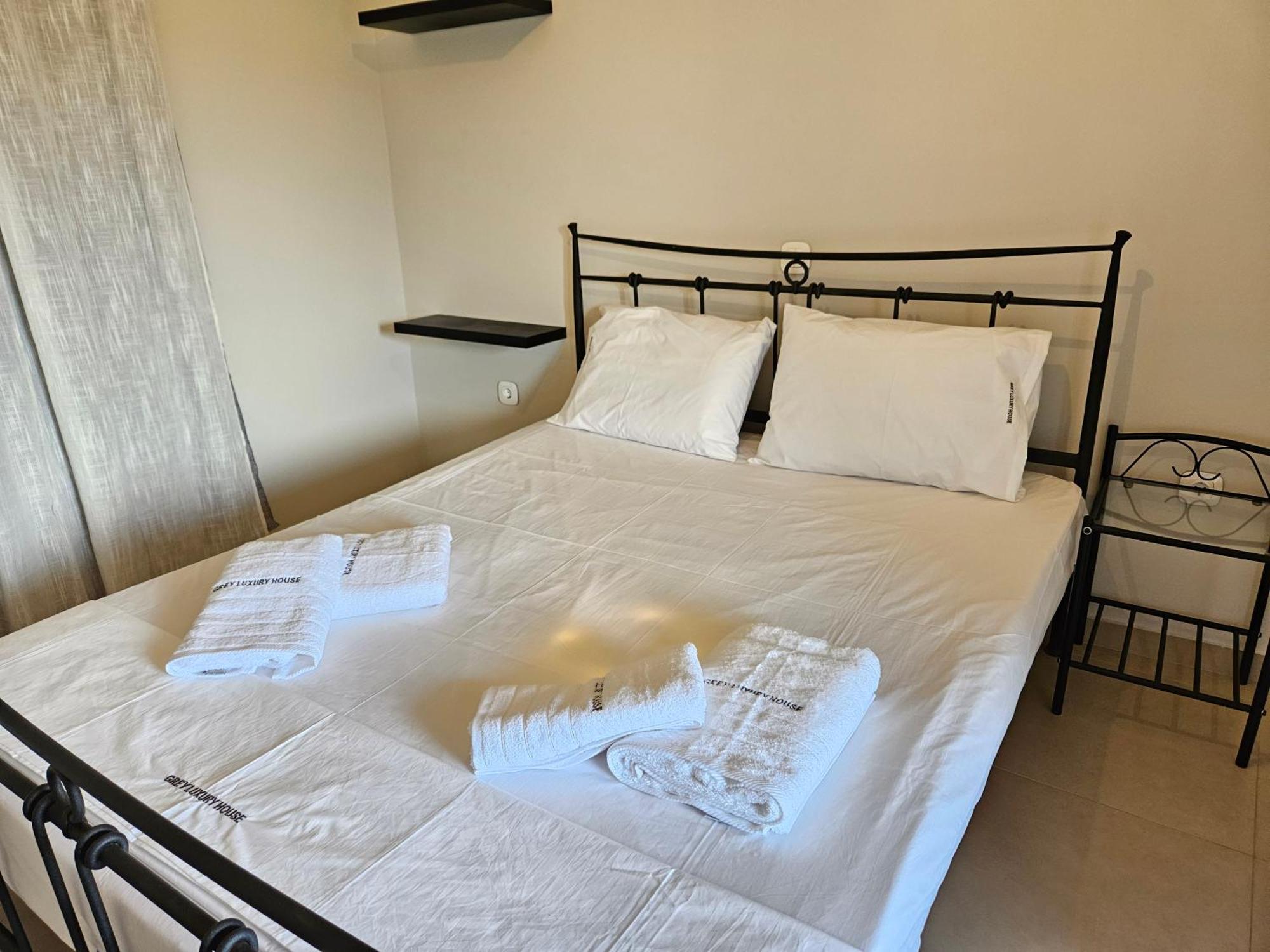 Grey Luxury House Apartment Ipsos Ngoại thất bức ảnh